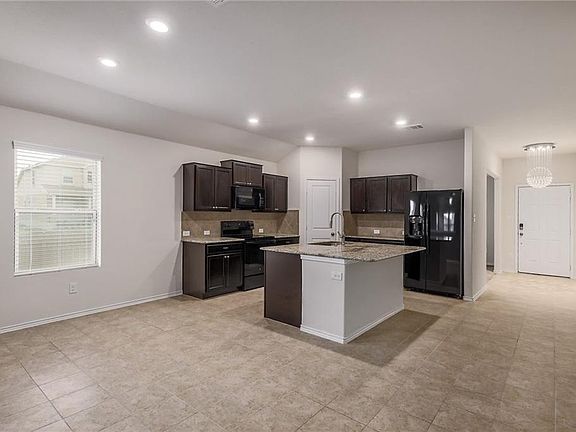 5th image of 2100 Littleton Dr