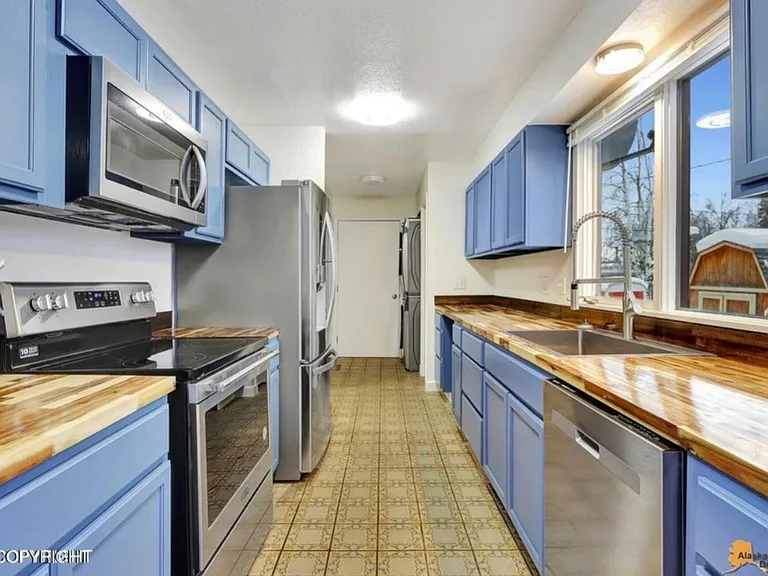 2905 Turnagain St — Photo 2