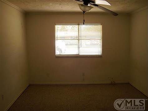 4th image of 814 Essex Dr #5