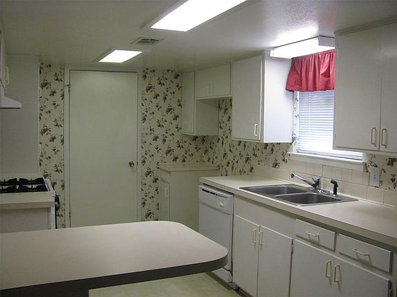 2nd image of 2943 Longmeade Dr