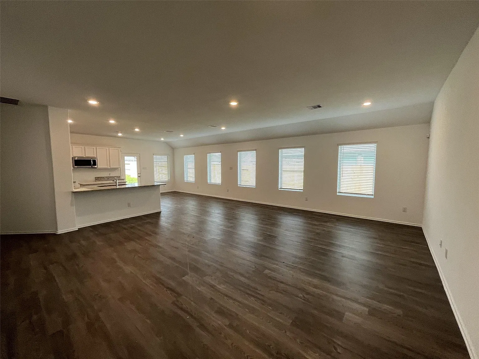 3 bed, 2.0 bath, 2086 sqft, $2,050 — Photo 4