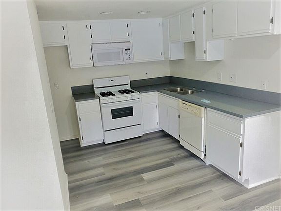 5th image of 857 S Plymouth Blvd #204