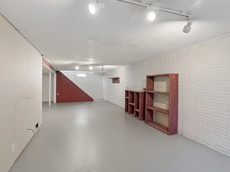 502 NE Trilein Dr — Photo 24