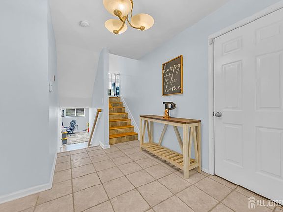 5th image of 44 Rozalyn Ln