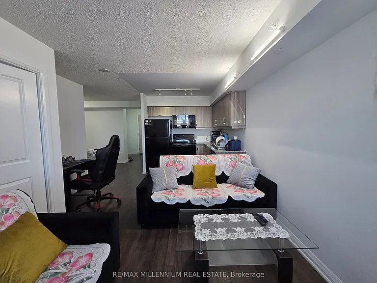 30 Meadowglen Pl #214 — Photo 6