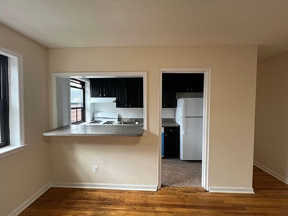 4th image of 2032 Crescent St APT 3A