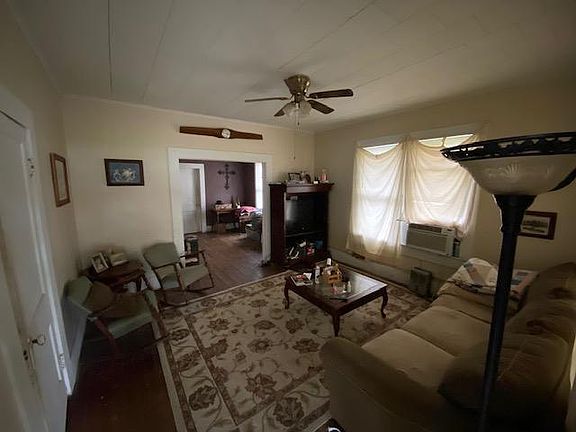2nd image of 417 W San Saba St