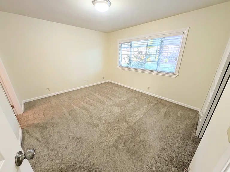 Bedroom 4 (master) - view 1