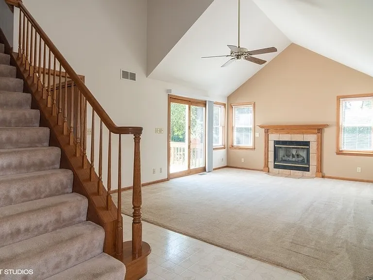 106 E Fox Rd — Photo 3