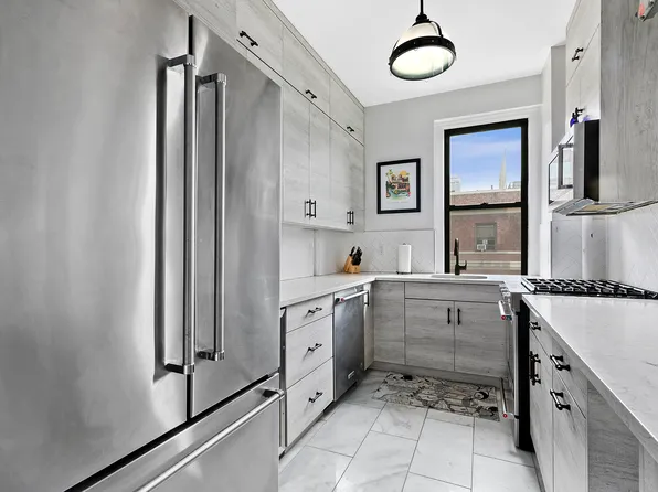 130 West 16th Street image 1 of 11