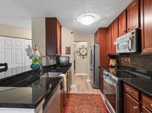 6000 Chasewood Pkwy APT 204, Minnetonka, MN 55343