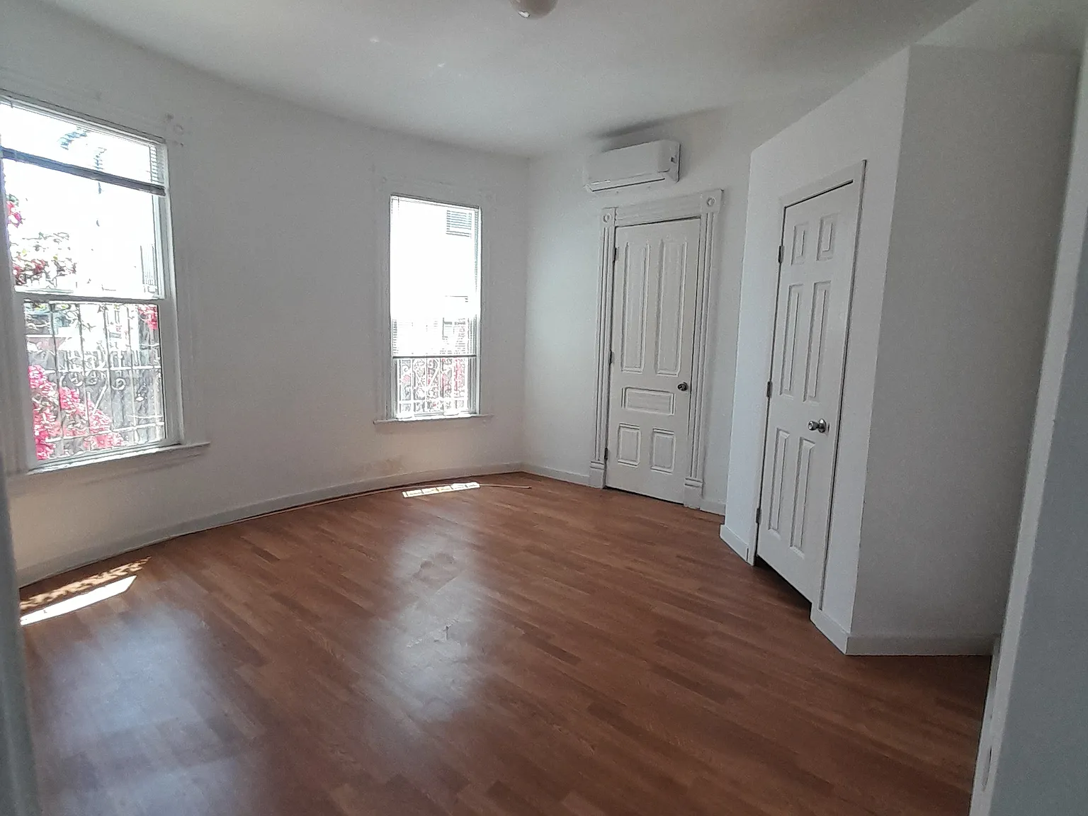 2 bed, 1000 sqft, $2,300 — Photo 4