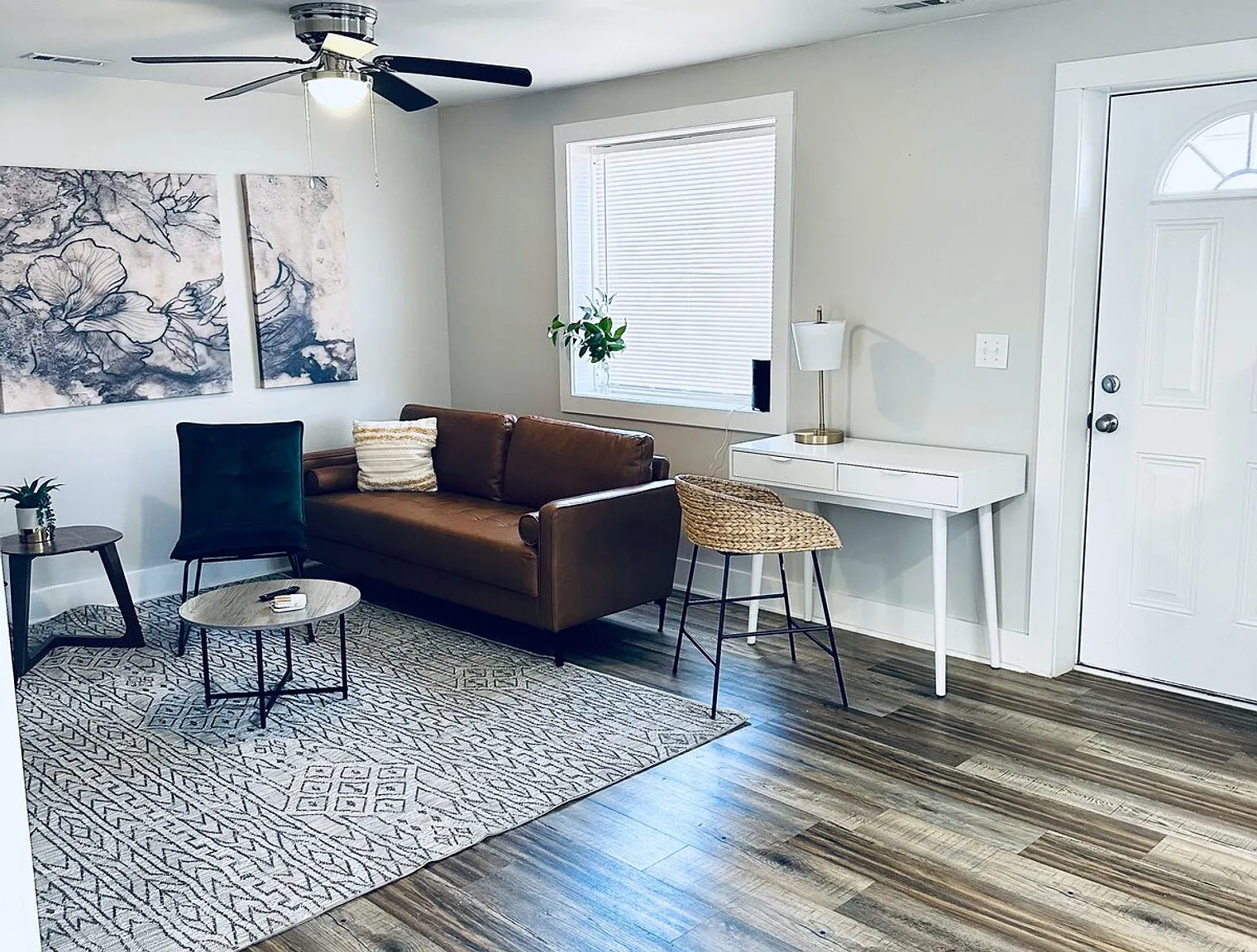 2 bed, 1.0 bath, $2,608 — Photo 2