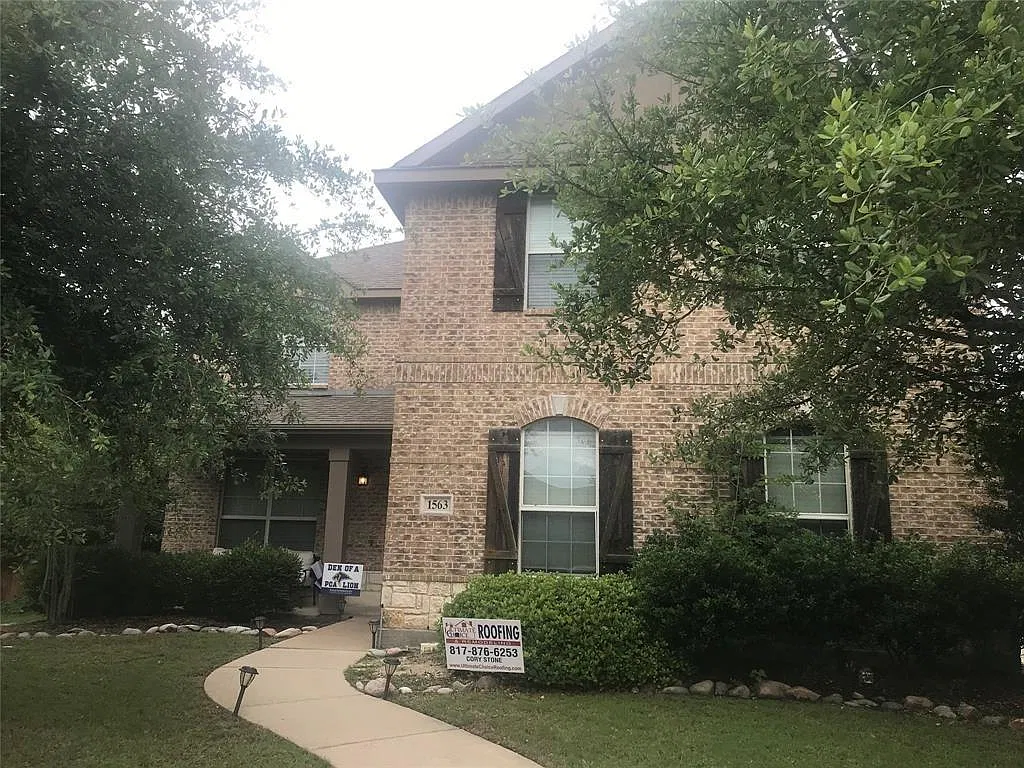 4 bed, 2.5 bath, 2280 sqft, $2,700 — Photo 1