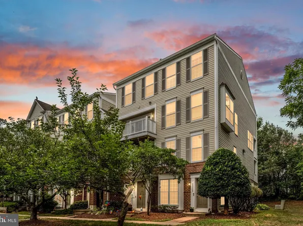 46948 Courtyard Sq, Sterling, VA 20164