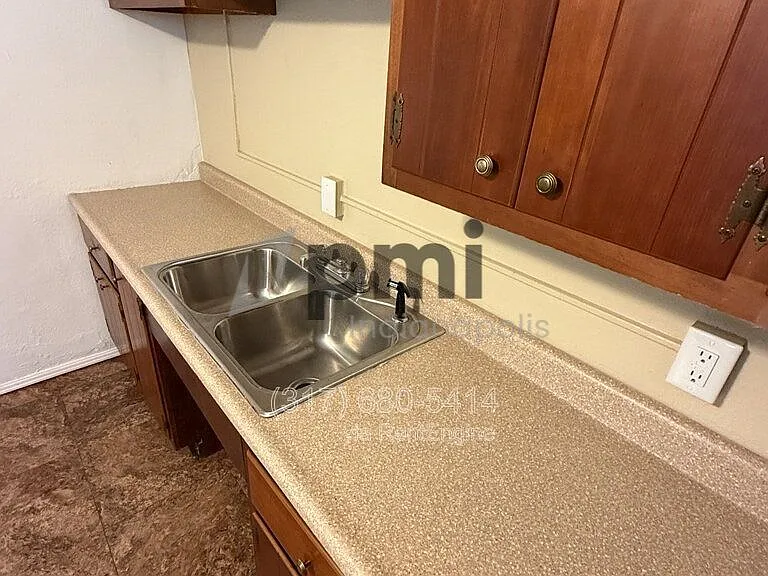 1311 E 11th St #2 — Photo 3