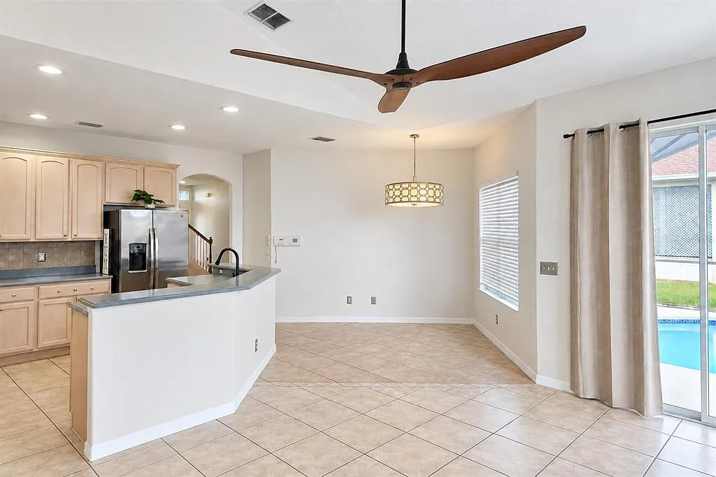 5 bed, 3.5 bath, 2600 sqft, $3,000 — Photo 2