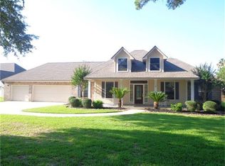 1011 Spreading Oaks Dr, Angleton, TX 77515