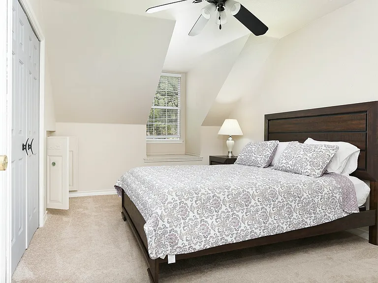 Guest bedroom 1 upstairs with ceiling fan.