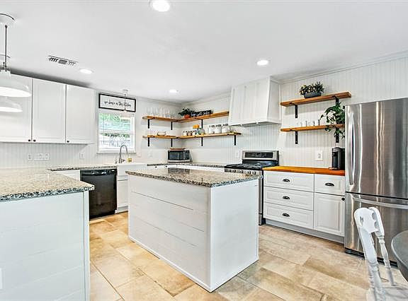 4th image of 904 Sun Valley Dr