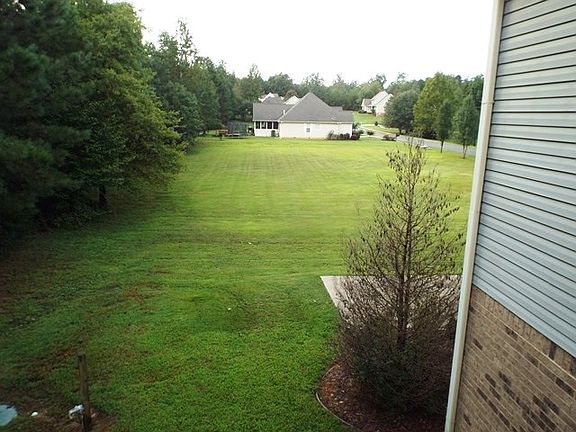 3rd image of 109 Dakota Dr NE