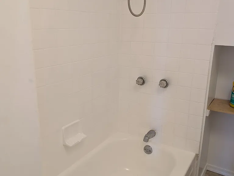 Bathroom Tub & Shower