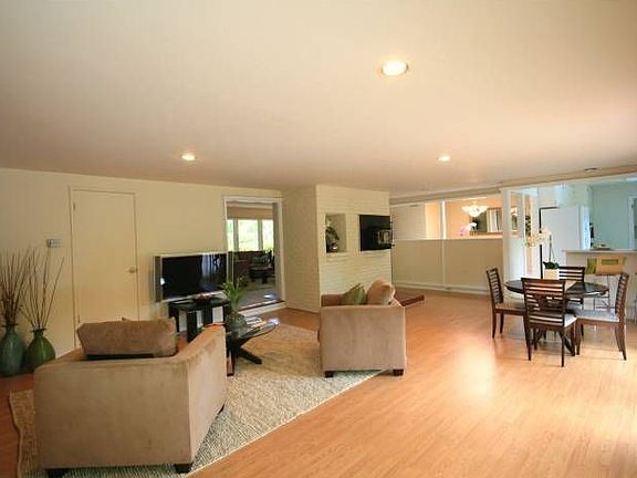 2nd image of 2 Van Tassel Ct