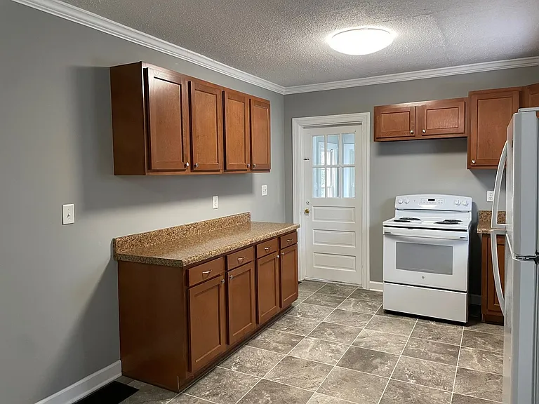 810 Dixon Ave — Photo 5