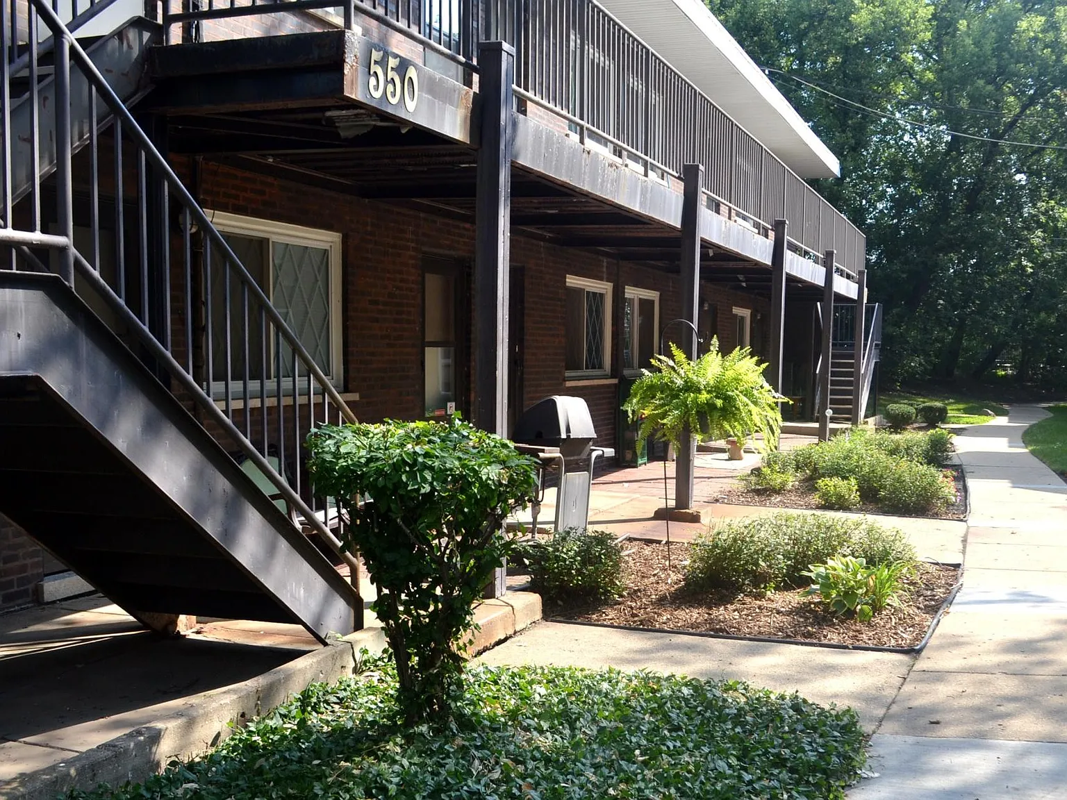 Des Plaines Apartments — Photo 2