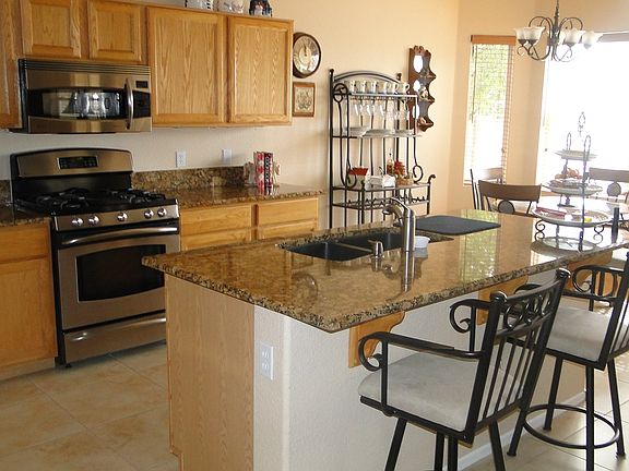 Kitchen w/granite counters
