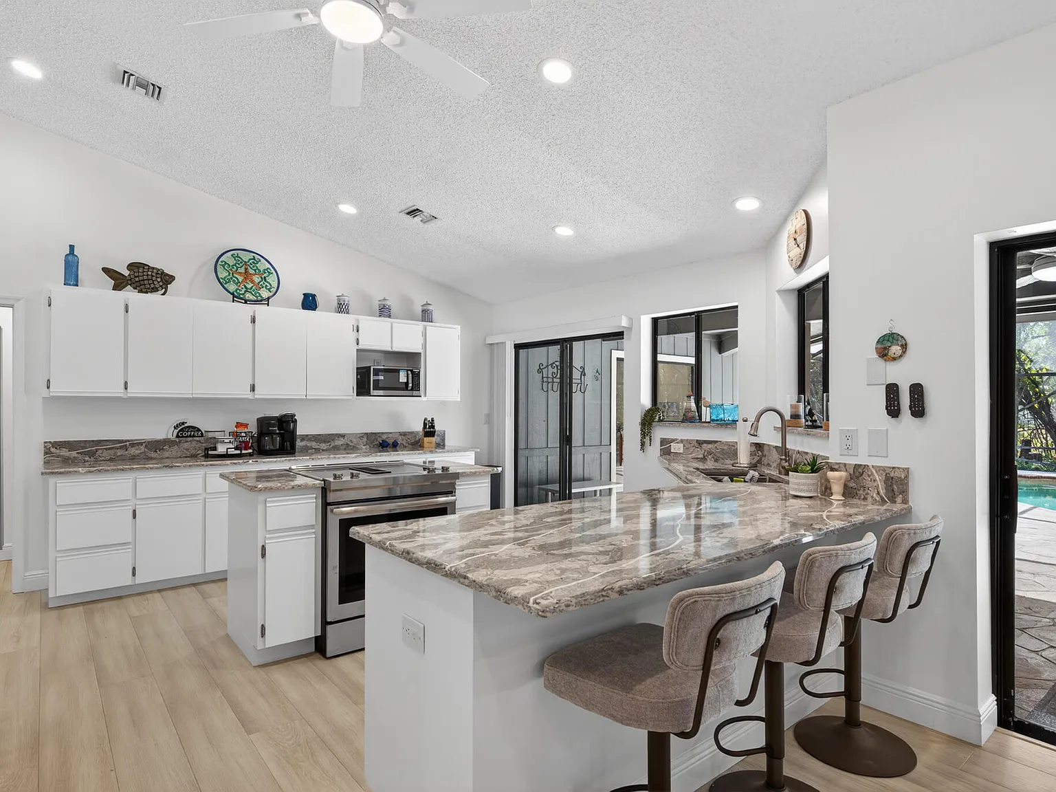 4 bed, 2.5 bath, 2725 sqft, $5,500 — Photo 4