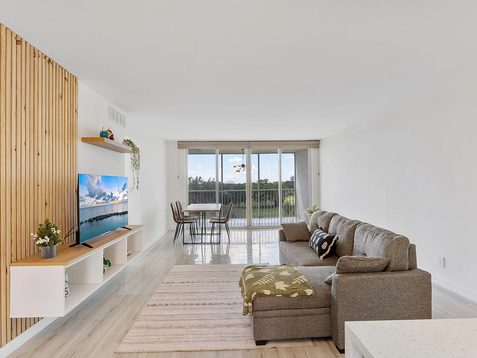 2 bed, 2.0 bath, 1100 sqft, $2,300 — Photo 2