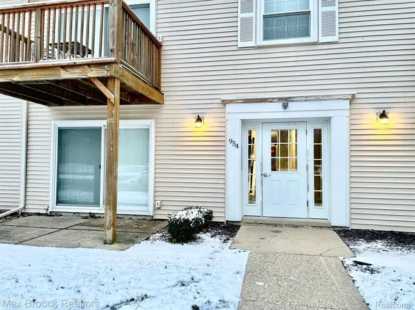 954 Bloomfield Village Blvd APT A, Auburn Hills, MI 48326