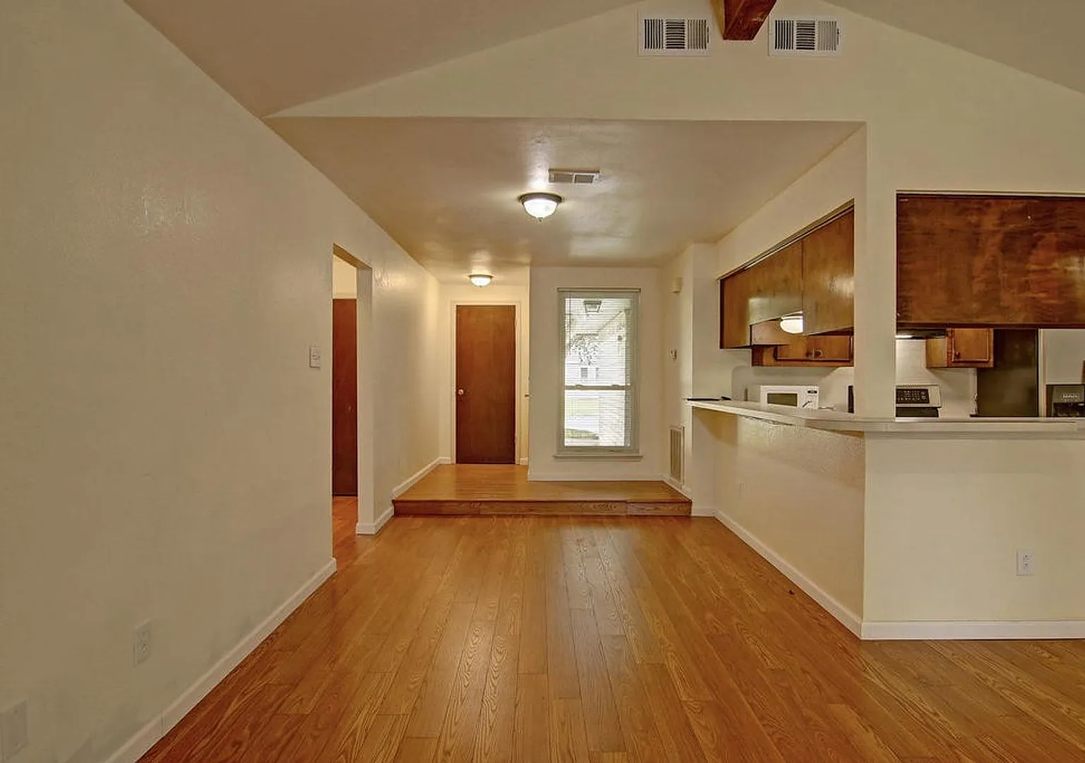 11401 Woodway Creek - 3/Bed 2/Bath - $1,695/month — Photo 2