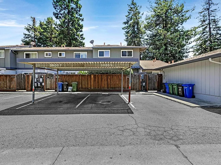 38055 Buxton Cmn — Photo 1