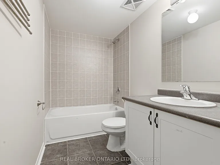 3985 Eglinton Ave W — Photo 14