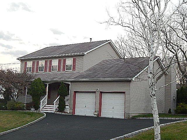 1st image of 3 Surrey Ln