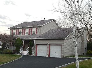 3 Surrey Ln, Harriman, NY 10926