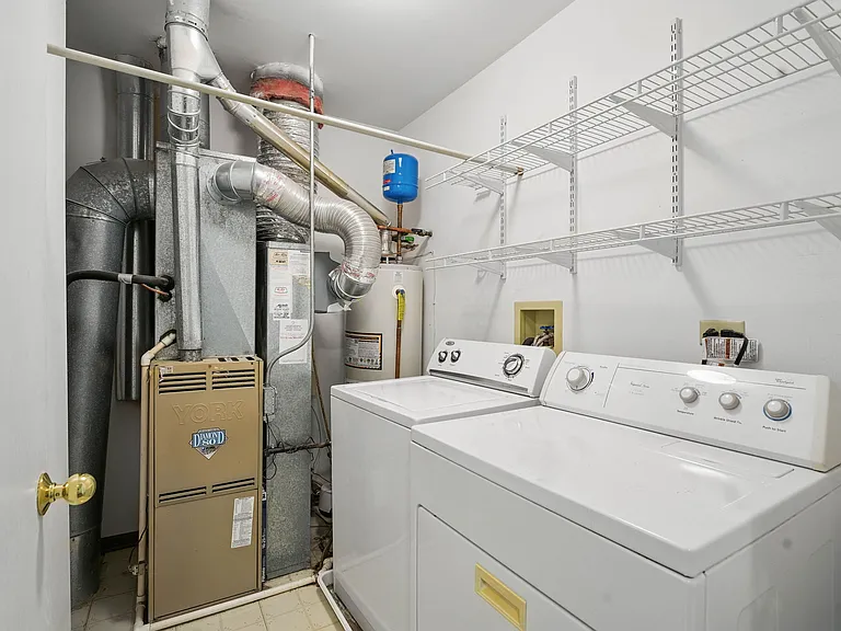 2052 Waverly Ln — Photo 14