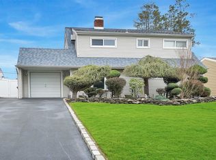 19 Snowbird Ln, Levittown, NY 11756