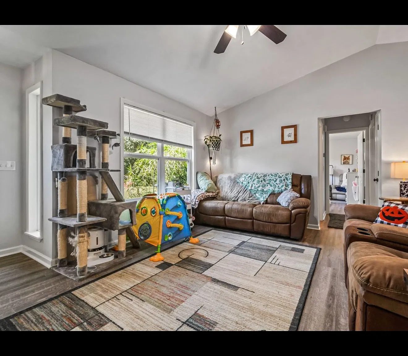 3 bed, 1006 sqft, $2,100 — Photo 4