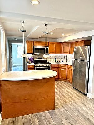 1st image of 2411 Crescent St Floor 1