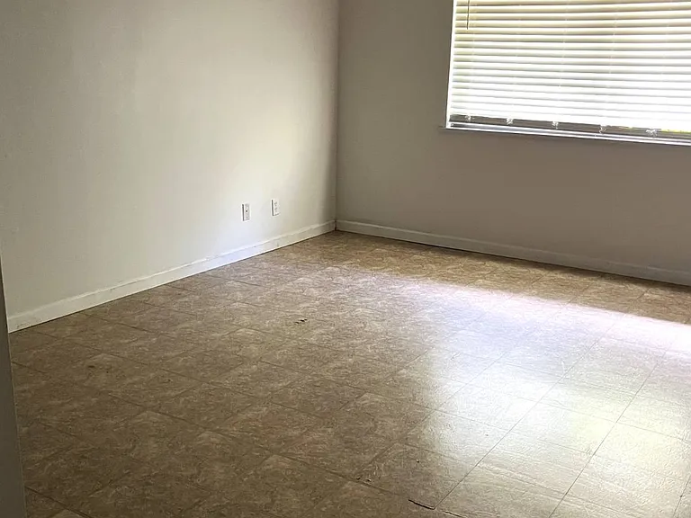 538 Camelot Dr — Photo 7