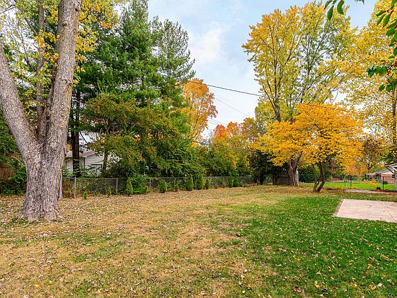 3rd image of 98 Grandview Dr