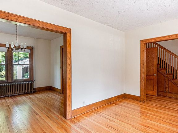 5th image of 15 Oakwood St