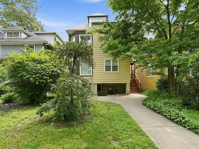 1915 W Lunt Ave #1 — Photo 1