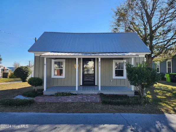 217 S Walnut St, Swansboro, NC 28584