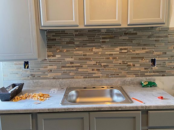 Kitchen w new cabinets, backsplash, counter tops