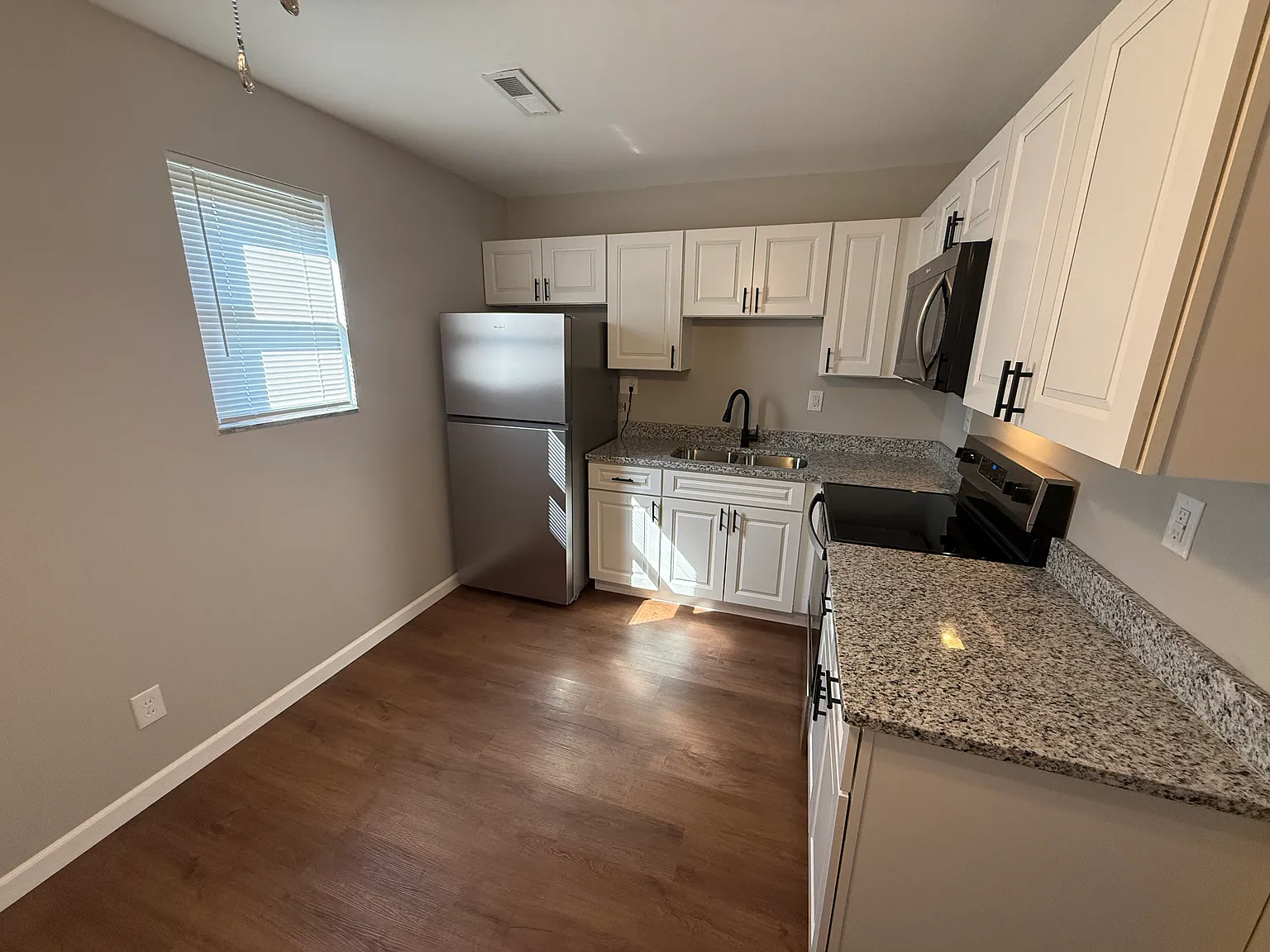922 W Church St — Photo 2