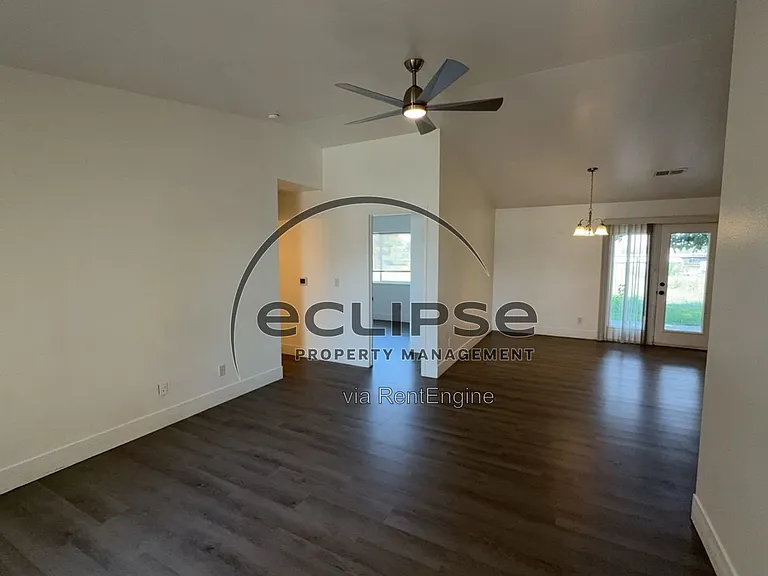 560 Huntington Point Ln — Photo 3